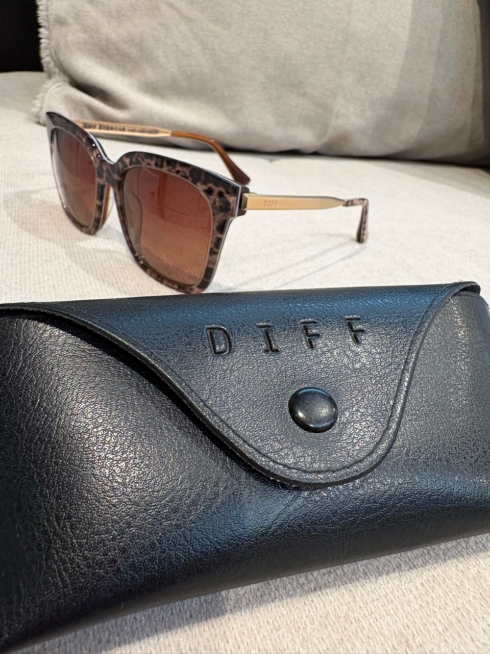 Diff Tortoiseshell Square Sunnies. Brown Lenses. Leopard. Like new with case. - Picture 7 of 7